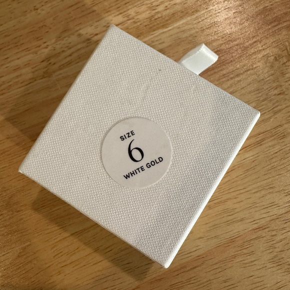 Paris Jewelers for the Jilly Box Dainty White Gold and Diamond Heart Ring size 6 - Picture 5 of 5